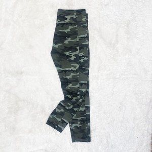 Lou & Grey Green Camo Capri Legging | Medium